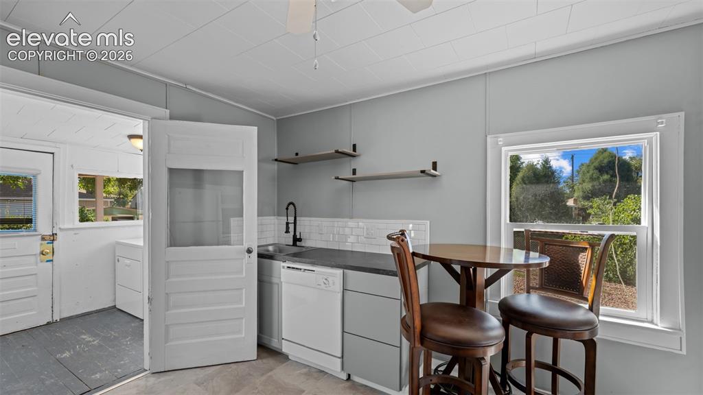 Image 14 of 31: Kitchen