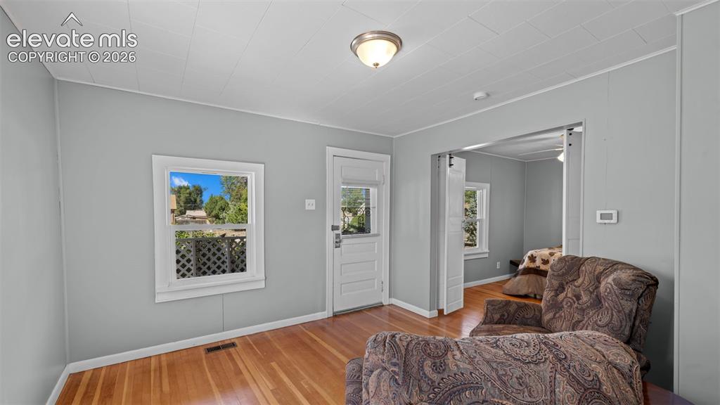 Image 16 of 31: Living Room