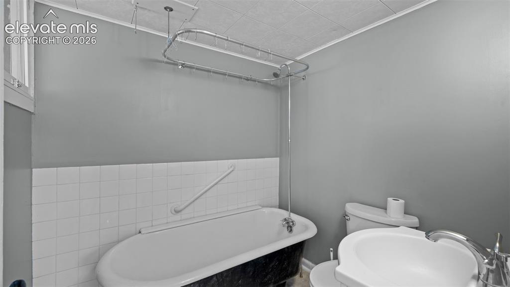 Image 18 of 31: Bathroom