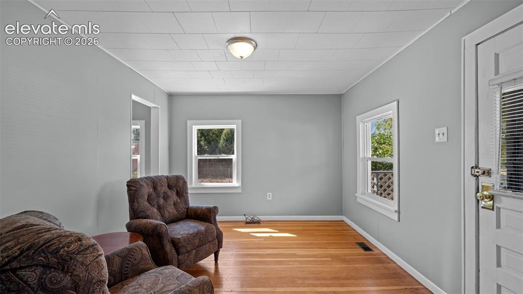 Image 5 of 31: Sitting Room