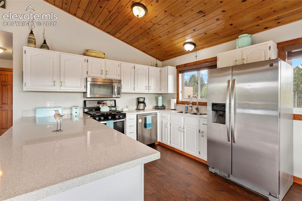 Image 18 of 49: Kitchen