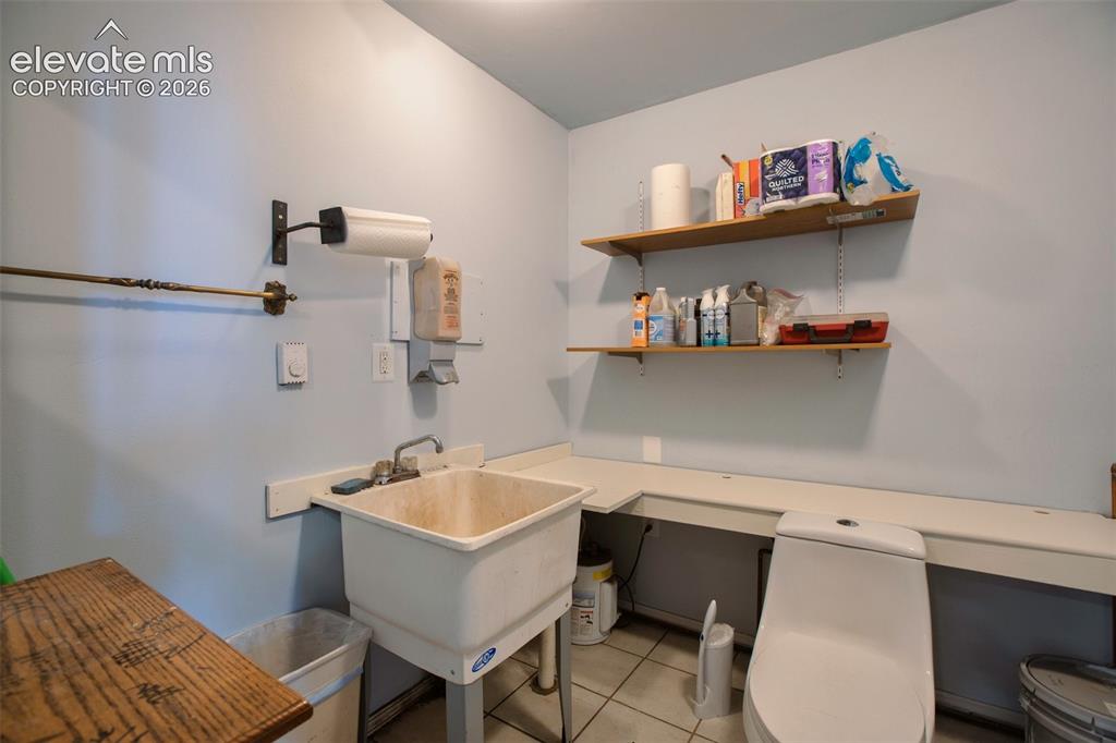 Image 46 of 49: Shop bathroom