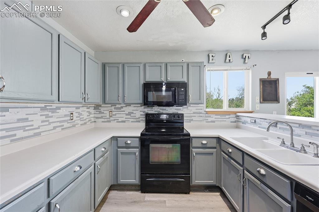 Image 10 of 40: Kitchen