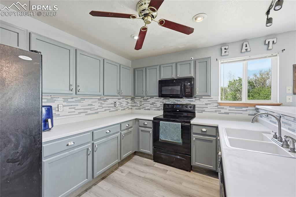 Image 9 of 40: Kitchen