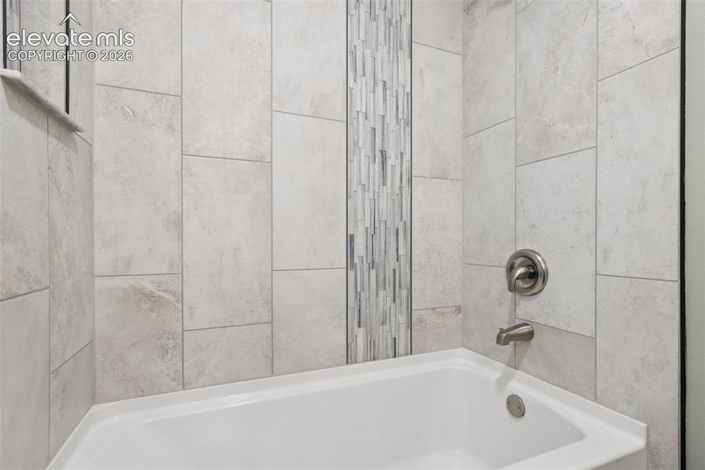 Image 11 of 32: Bathroom