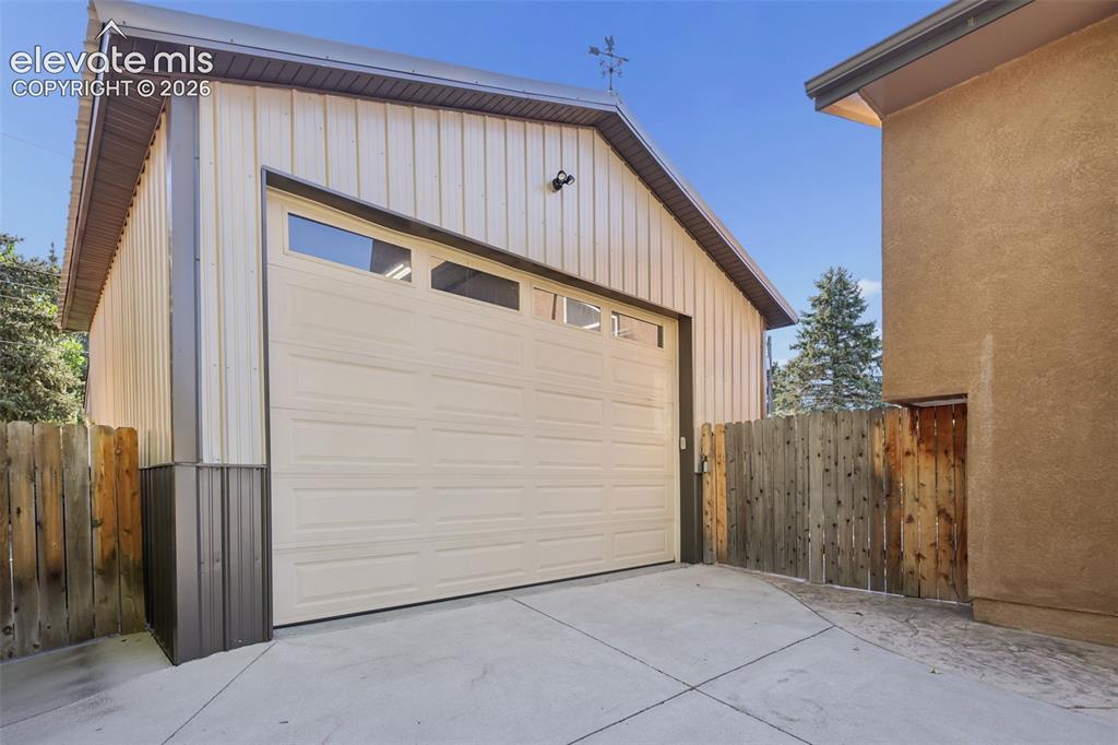 Image 27 of 32: Large Detached Garage/Out-Building