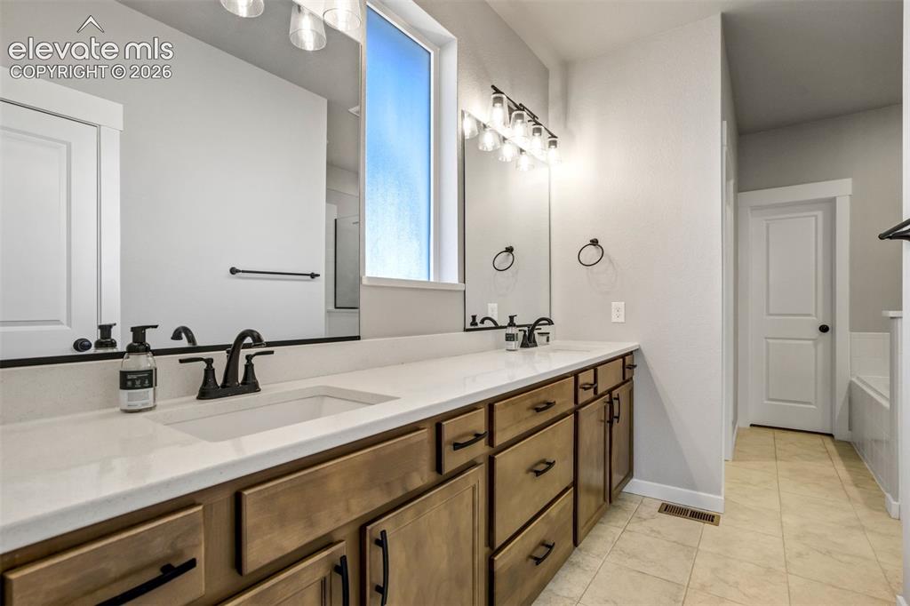 Image 17 of 46: Bathroom