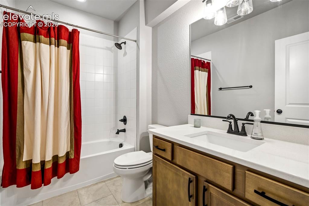 Image 34 of 46: Bathroom