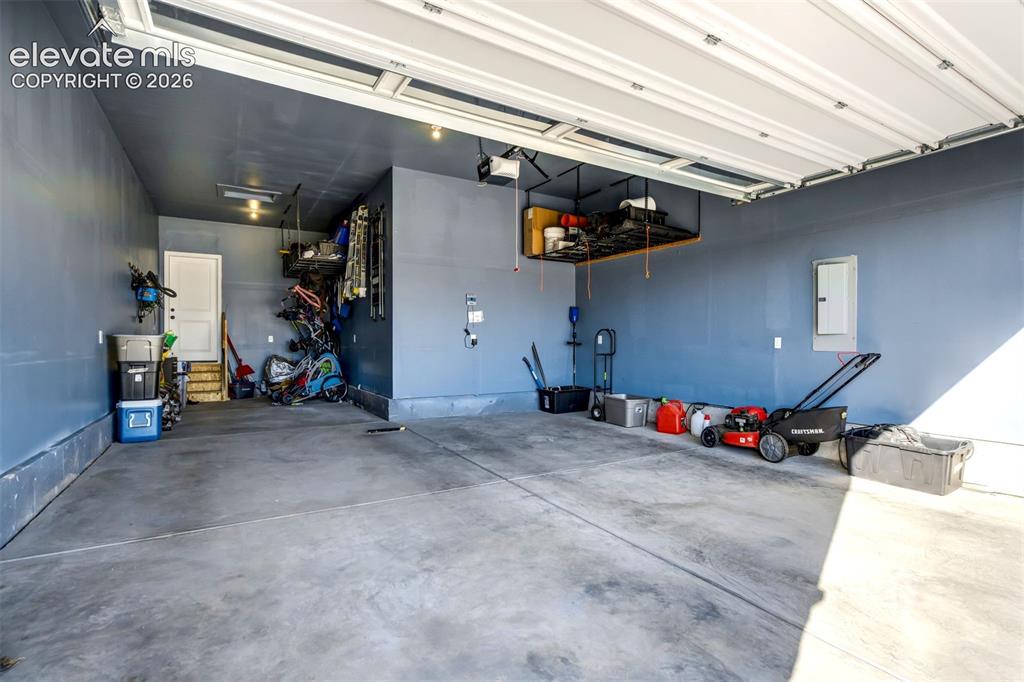Image 39 of 46: Garage