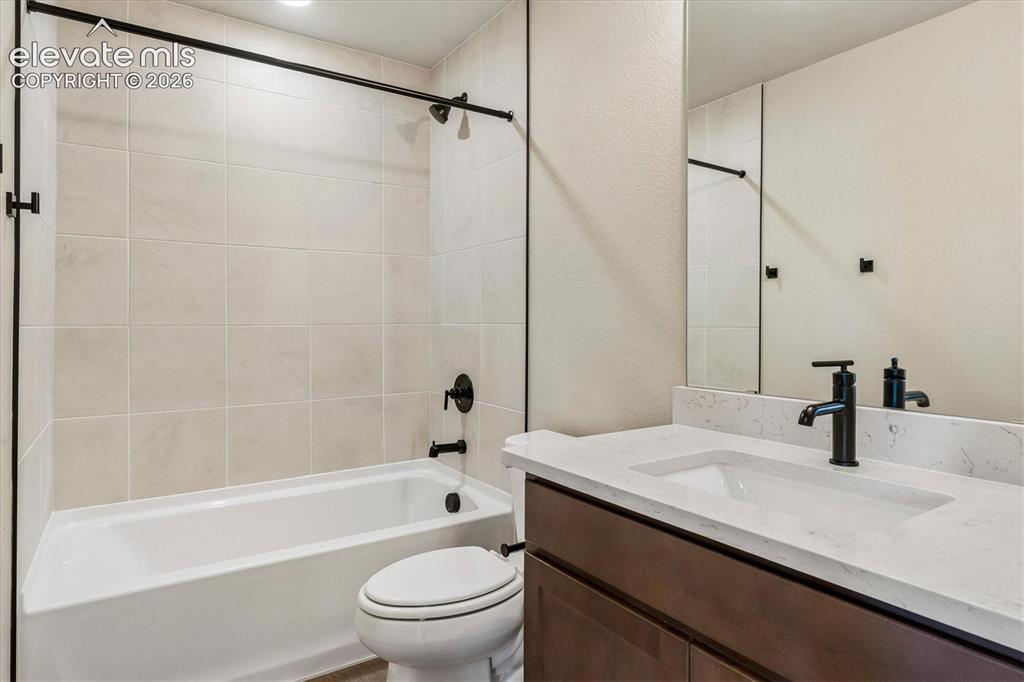 Image 19 of 22: Bathroom