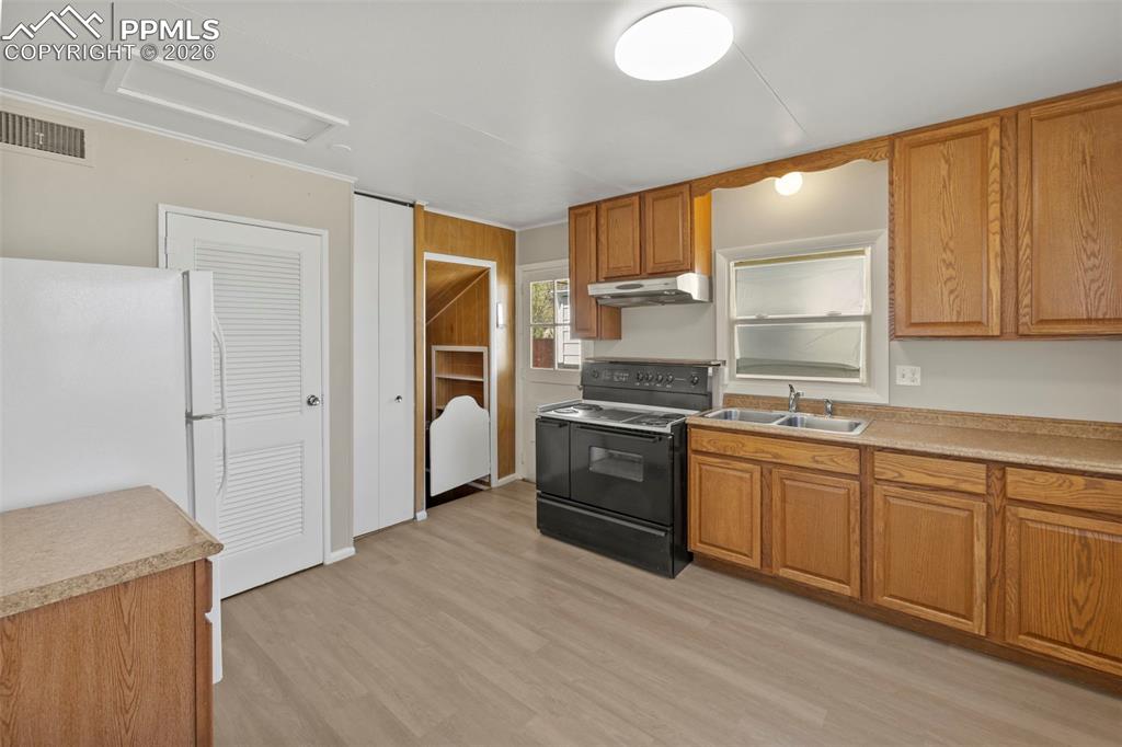 Image 12 of 45: Kitchen