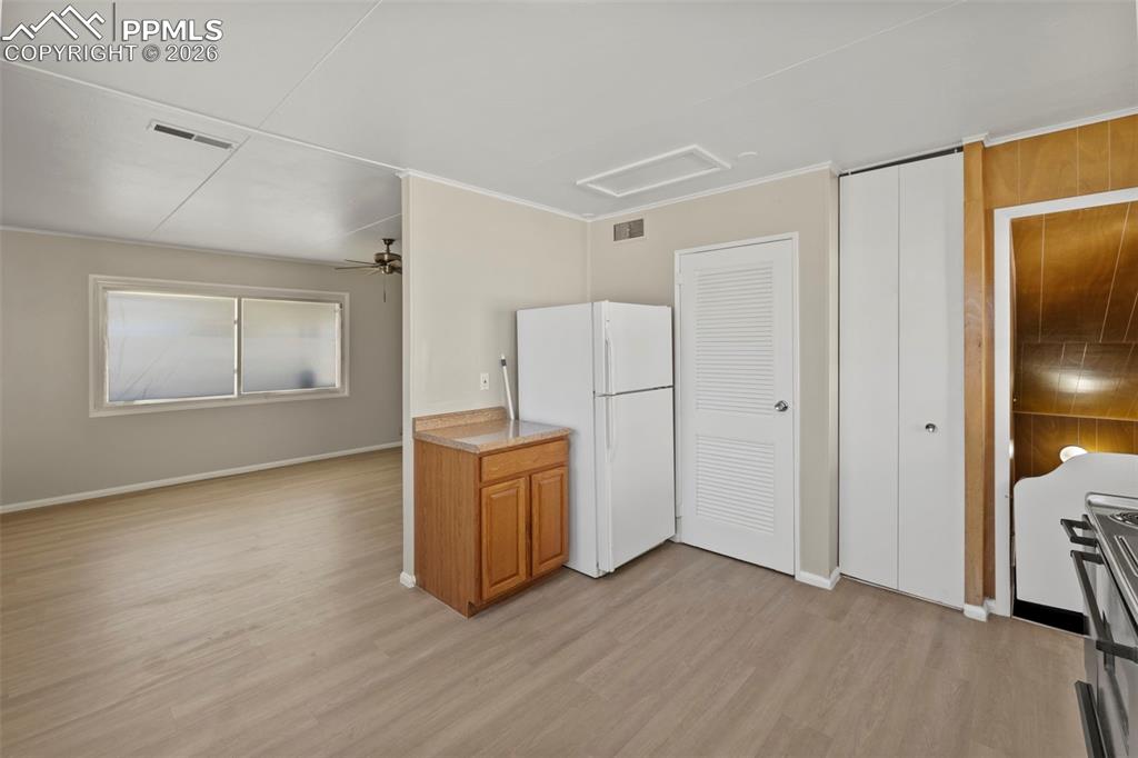 Image 13 of 45: Kitchen