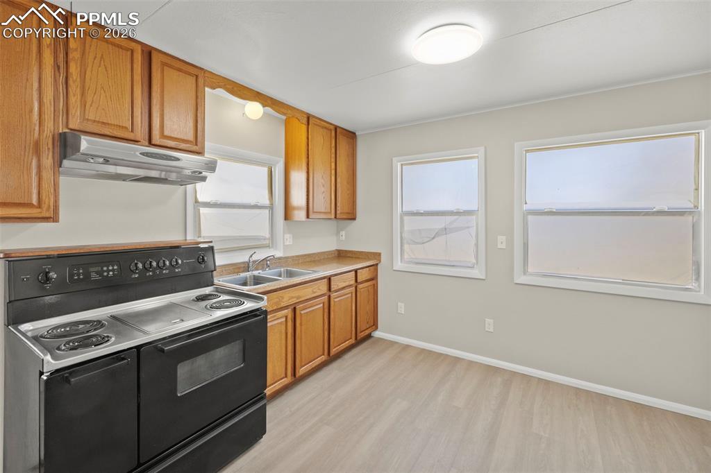 Image 15 of 45: Kitchen