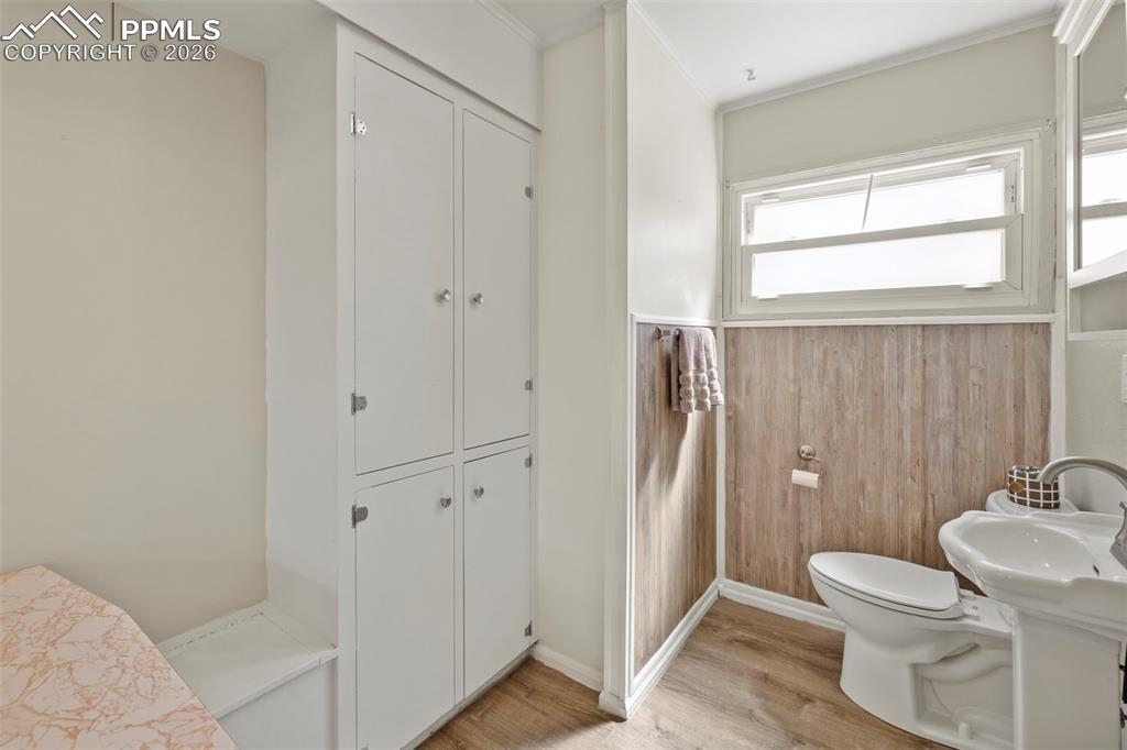 Image 24 of 45: Bathroom