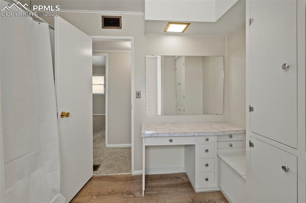 Image 25 of 45: Bathroom