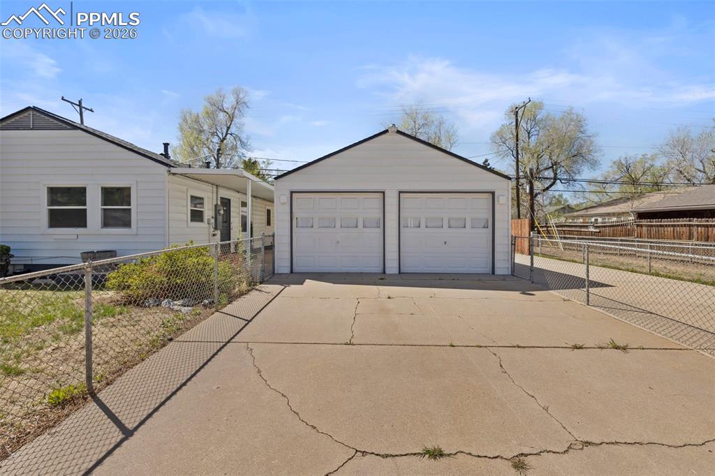 Image 5 of 45: Garage