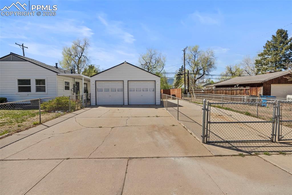 Image 6 of 45: Extra parking