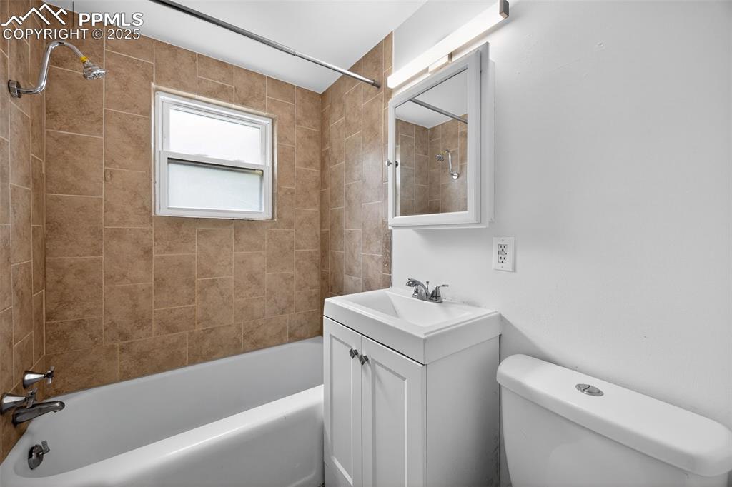 Image 11 of 24: Bathroom