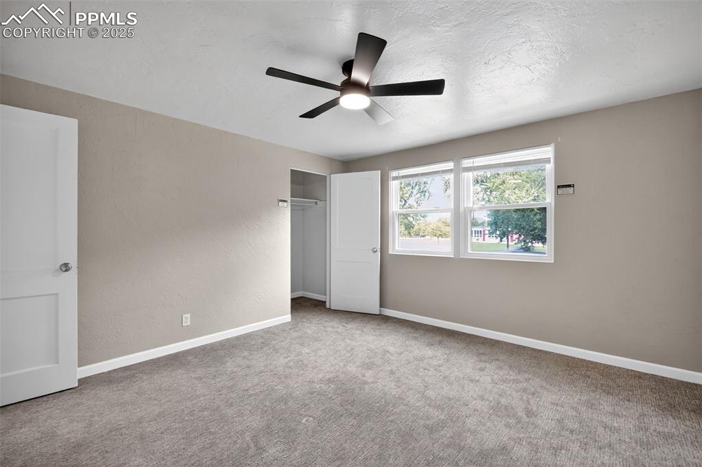 Image 19 of 24: Bedroom