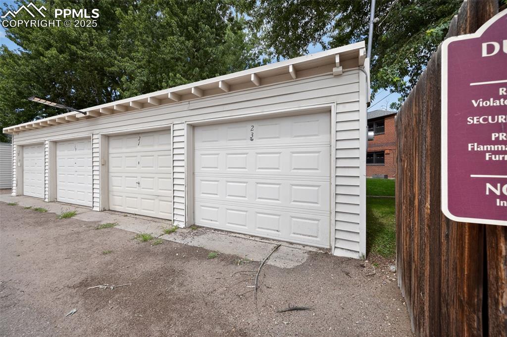 Image 22 of 24: Garage