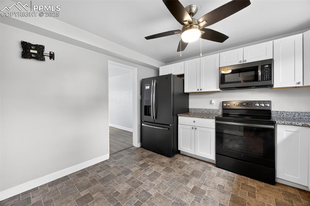 Image 7 of 24: Kitchen