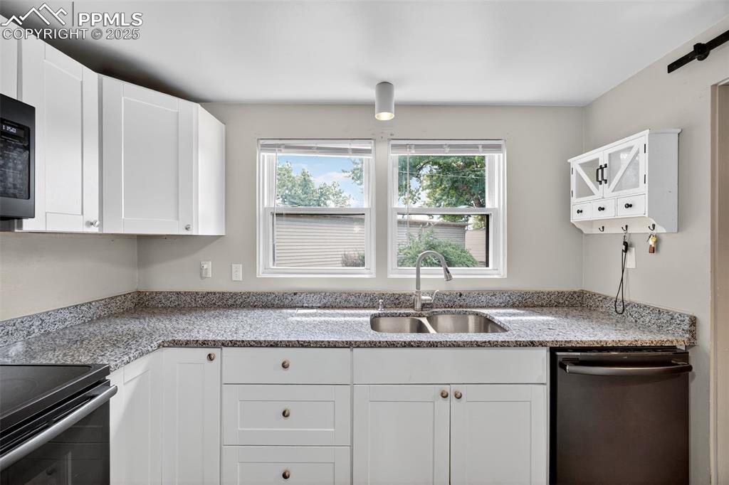 Image 8 of 24: Kitchen