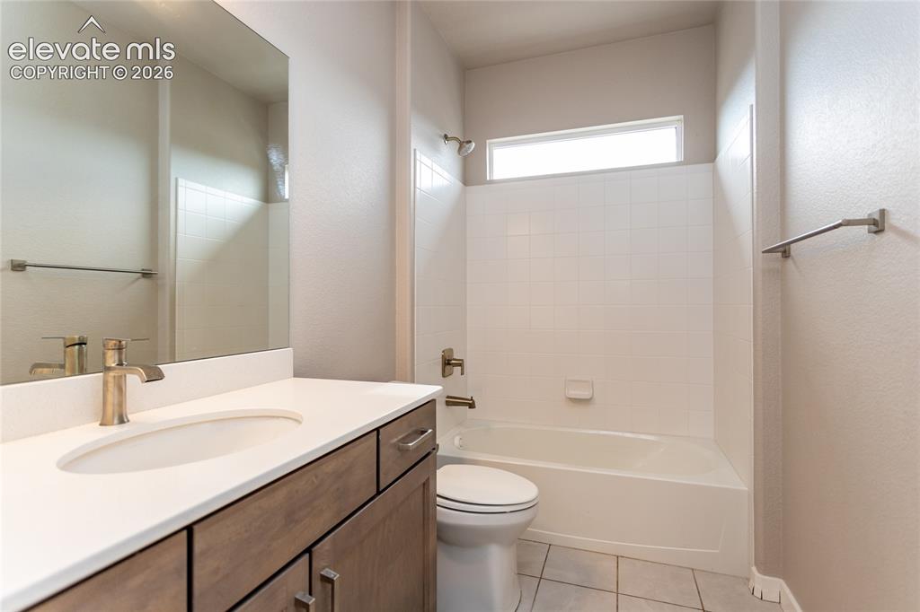 Image 16 of 38: Bathroom