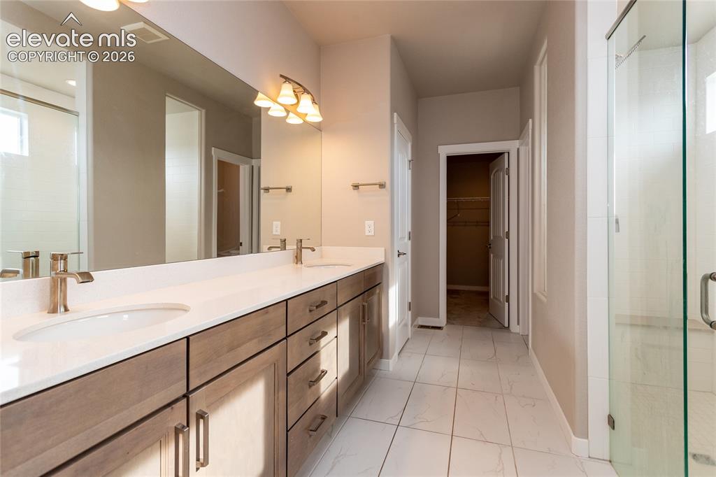 Image 20 of 38: Bathroom