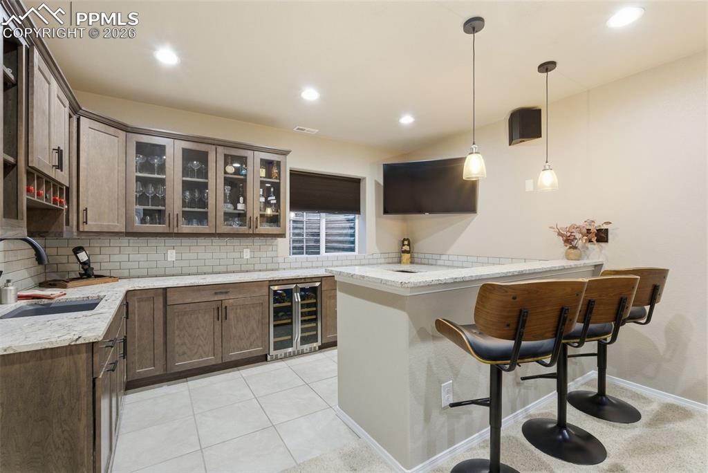 Image 34 of 47: Wet Bar