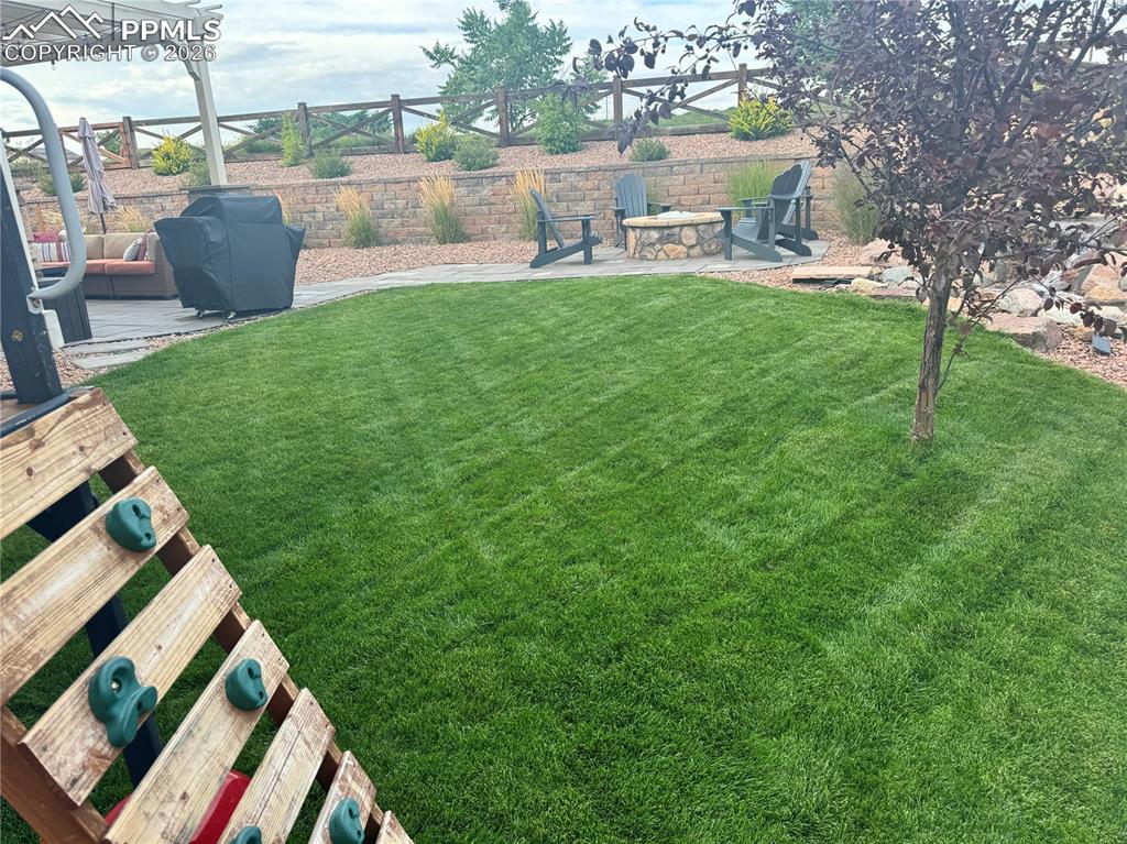 Image 41 of 47: Yard