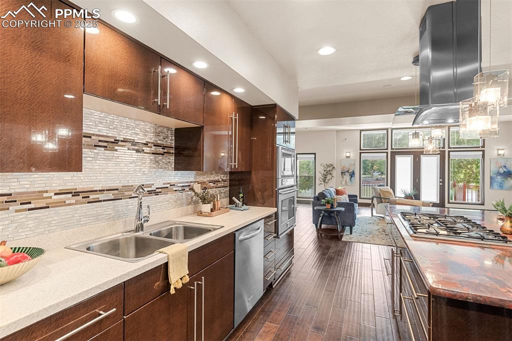 Image 10 of 34: Kitchen