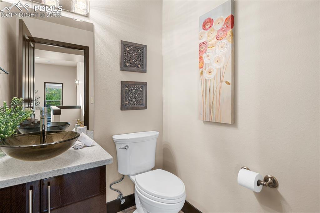 Image 23 of 34: Bathroom