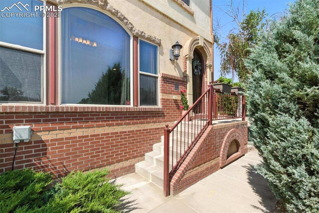 Image 31 of 34: End unit.