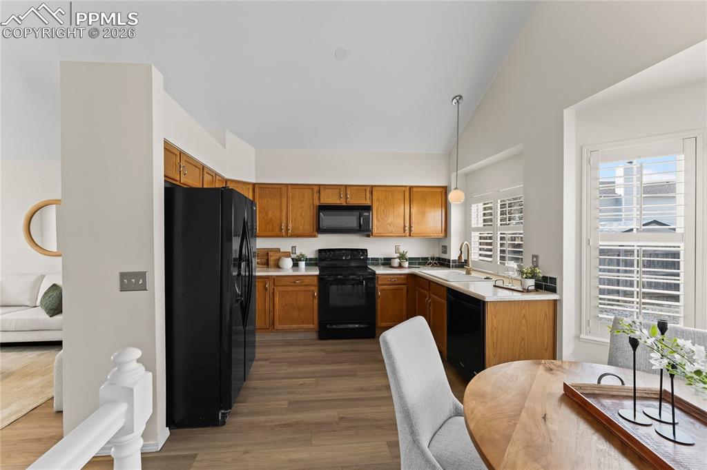 Image 8 of 28: Plenty of cabinet and counter space