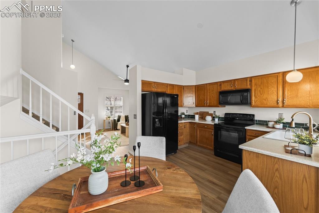 Image 9 of 28: Kitchen