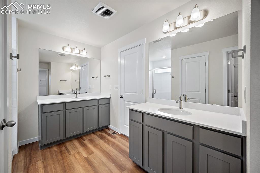 Image 26 of 34: Bathroom