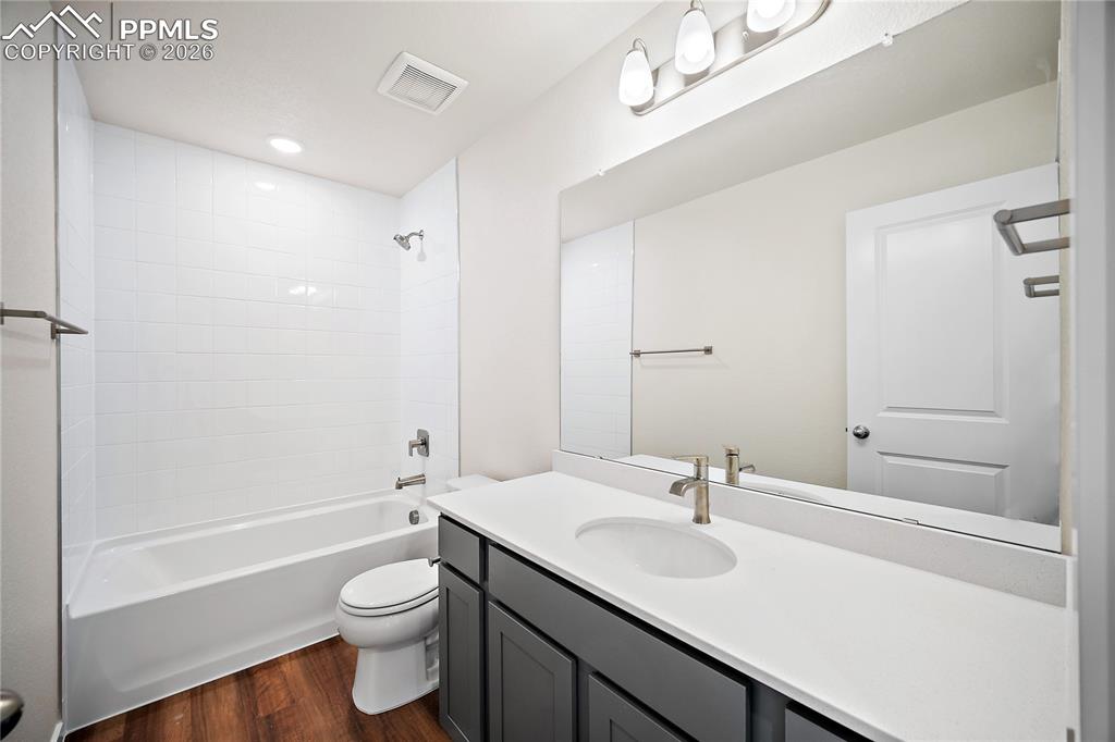 Image 34 of 34: Bathroom