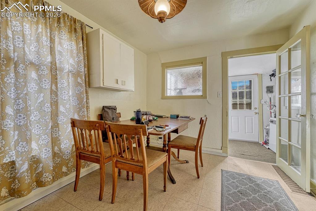 Image 11 of 31: Dining Area