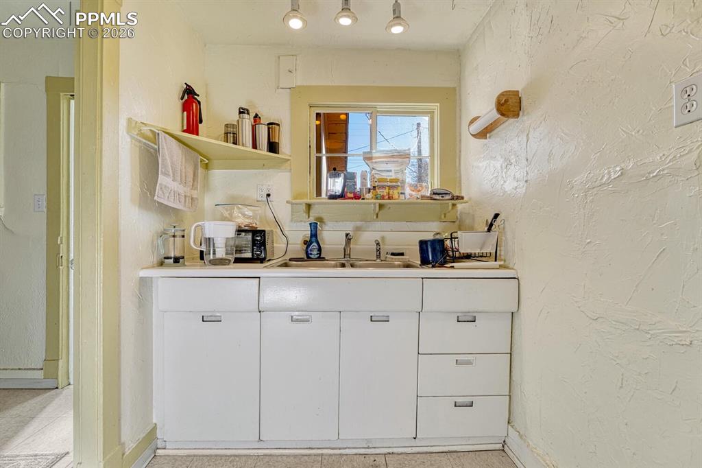 Image 13 of 31: Kitchen