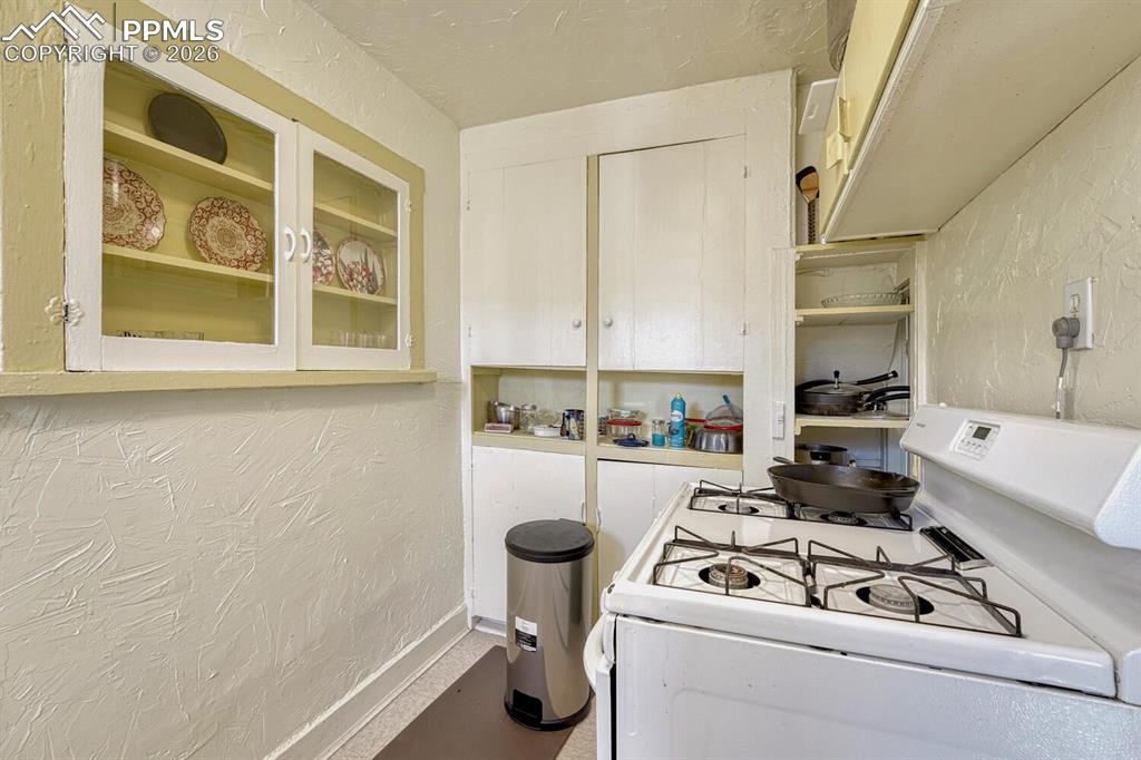 Image 14 of 31: Kitchen