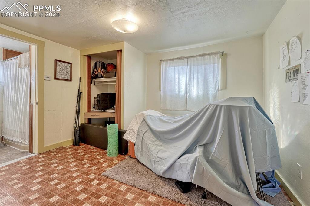 Image 19 of 31: Office