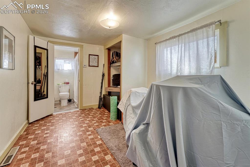 Image 20 of 31: Office