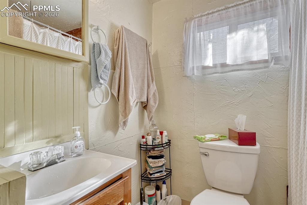 Image 21 of 31: Bathroom