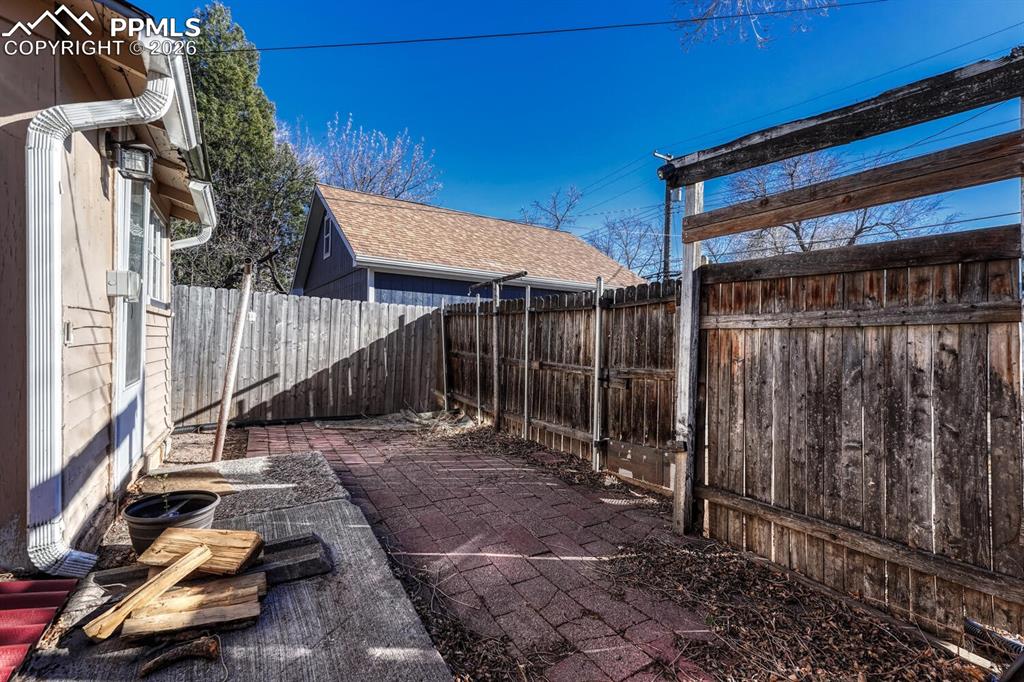 Image 27 of 31: Patio