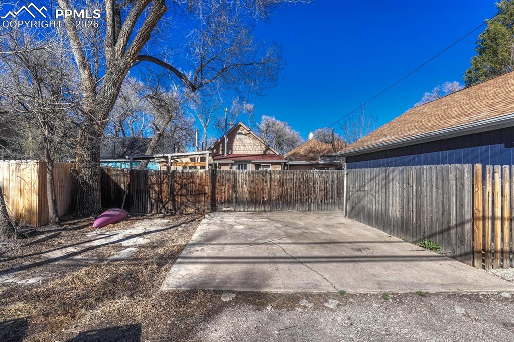 Image 28 of 31: Parking space behind the home