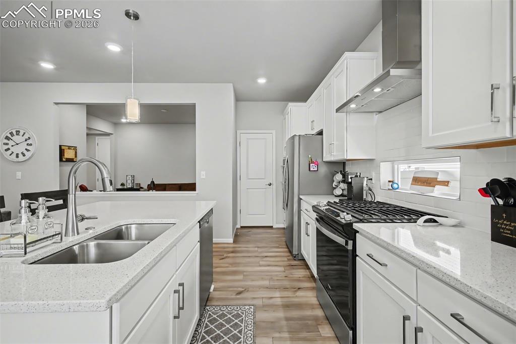 Image 10 of 30: Kitchen