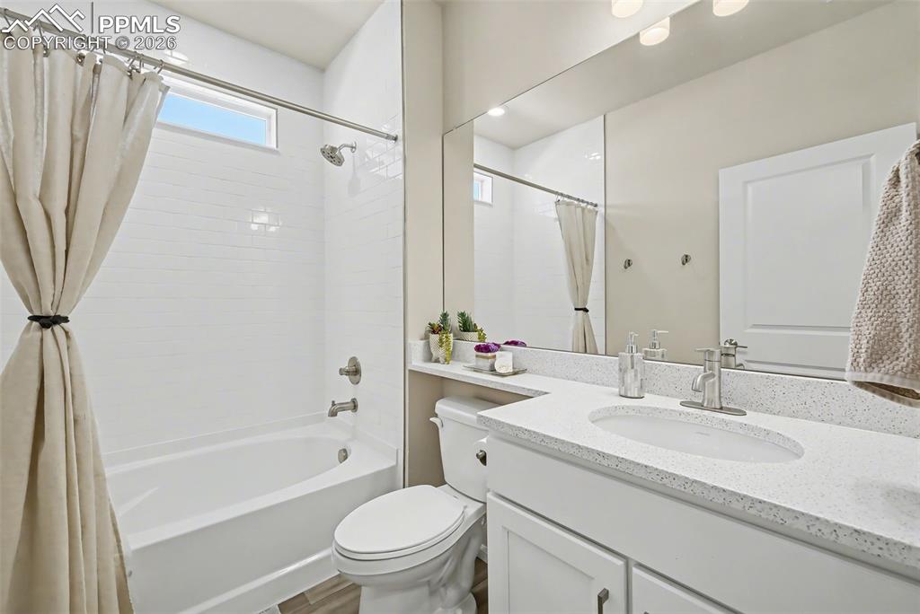 Image 23 of 30: GUEST BATHROOM