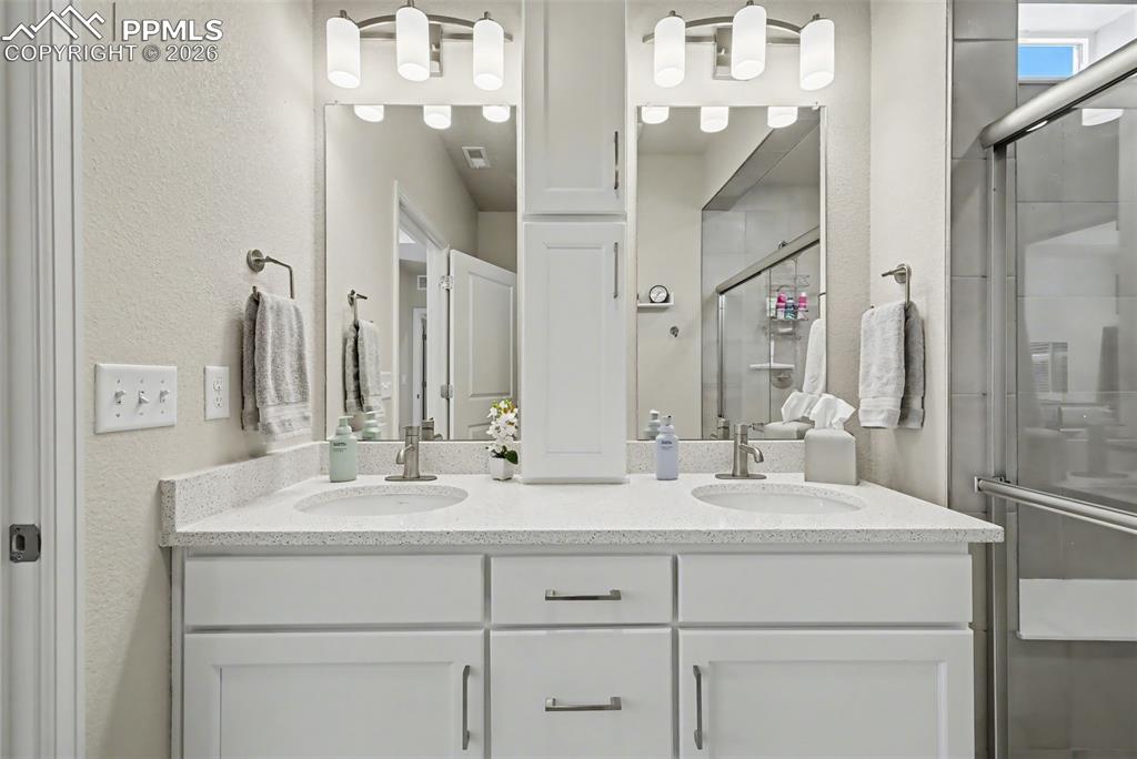 Image 27 of 30: Bathroom