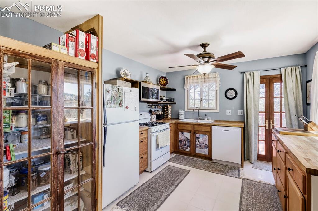 Image 13 of 47: Kitchen