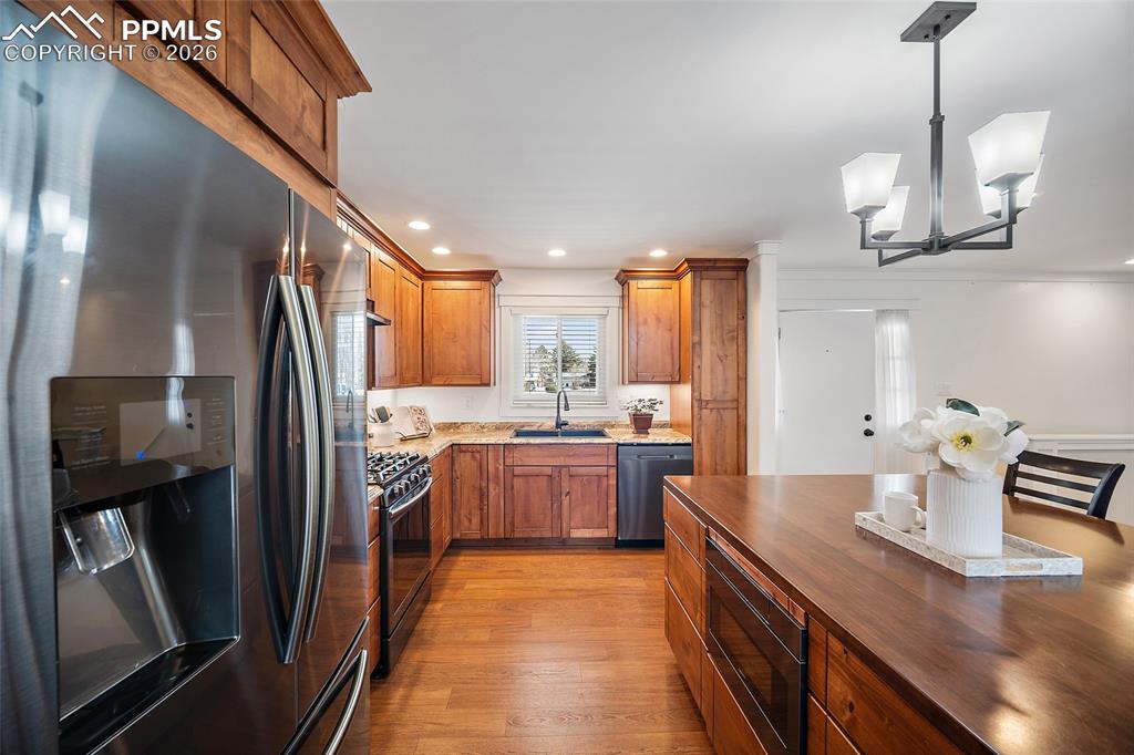 Image 15 of 47: Kitchen